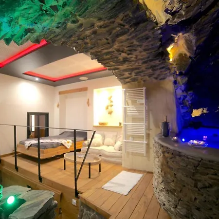 The Ginkgo : Amazing Private Jacuzzi Built In Rock, 20m From The Beach, A/c, Wifi, Patio... *